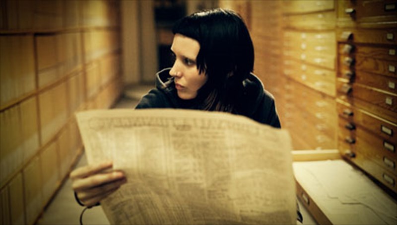 akatallilo-to-koritsi-me-to-tatouaz-stin-india