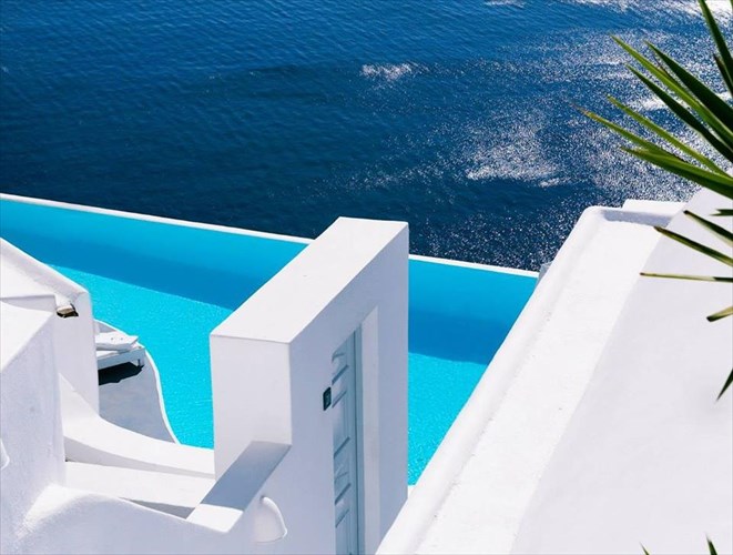 ta-pio-asunithista-kai-entuposiaka-ksenodoxeia-tou-kosmou-anamesa-tous-ki-ena-elliniko