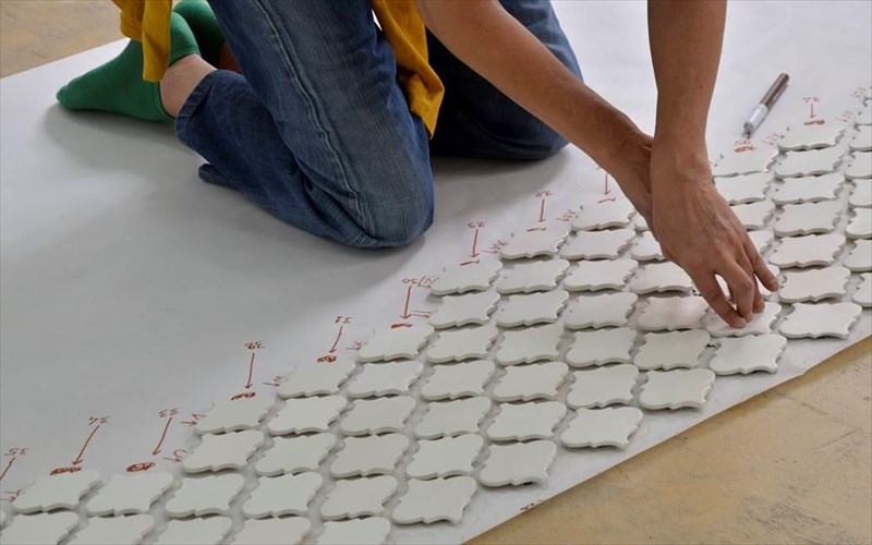 i-geometria-mias-aionias-kataigidas-stin-aithousa-texnis-rebekka-kamxi