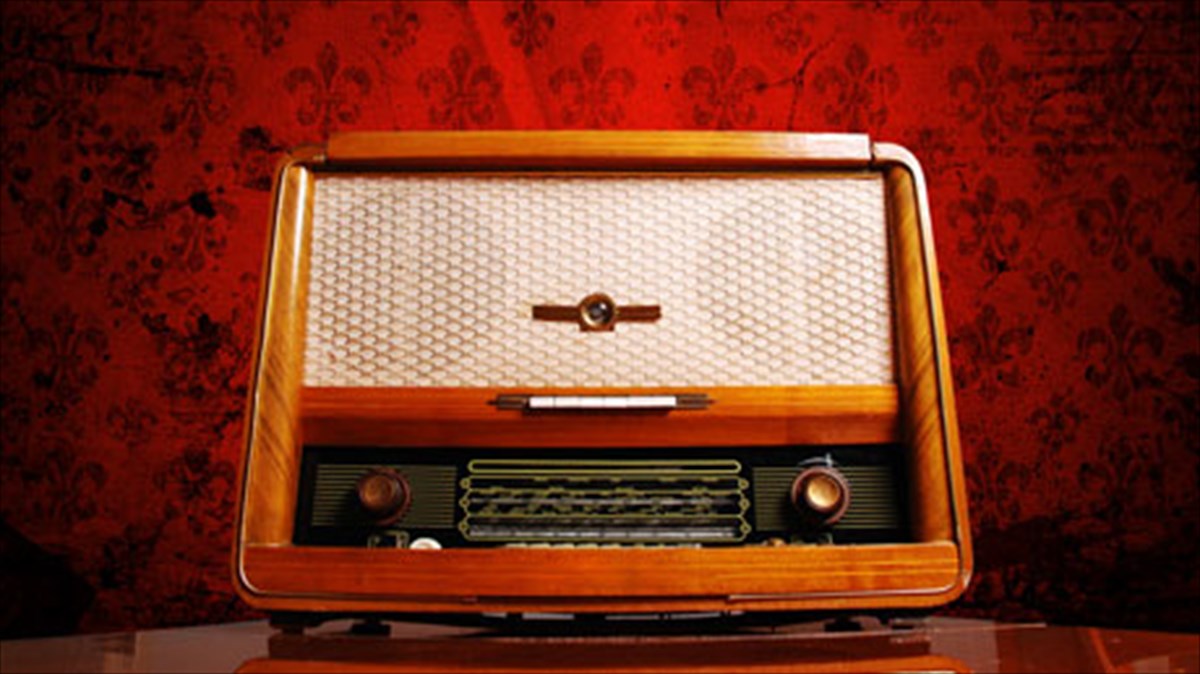 to-parelthon-to-paron-kai-to-mellon-tou-radiofonou