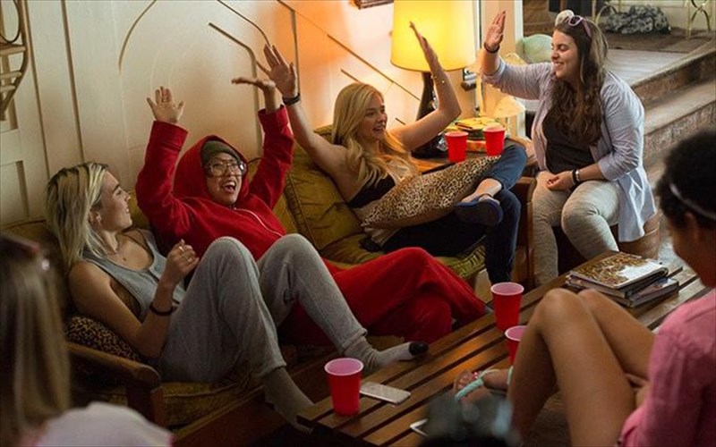 sto-anupoforoi-geitones-2-katarriptontai-polla-seksistika-stereotupa