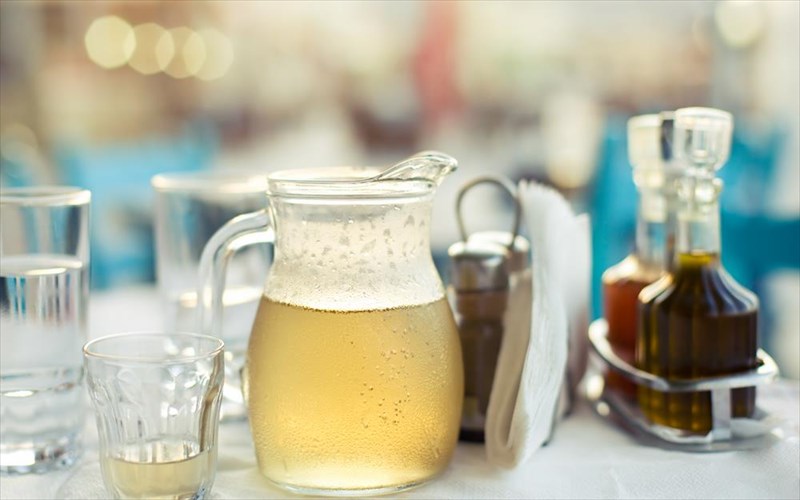 gemizoume-to-potiri-mas-me-retsina-kai-berntea-mazi-me-tin-oinologo-maria-tzitzi