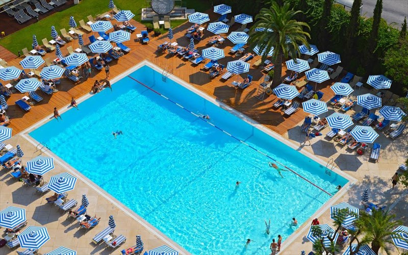pisina-hilton-thalassinos-aeras-sto-kentro-tis-athinas