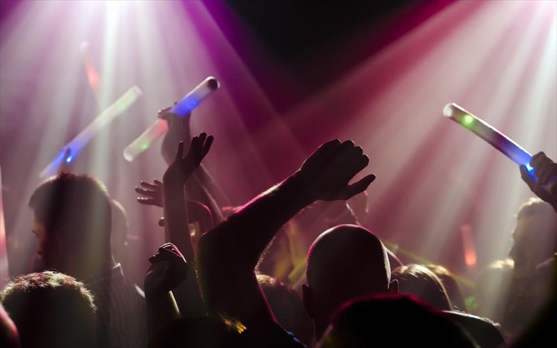 party-ilektronikis-mousikis-sto-romantso-me-live-performance-acts