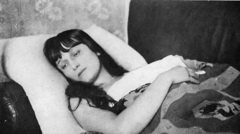 akathisto-rekbiem-gia-mia-poiitria