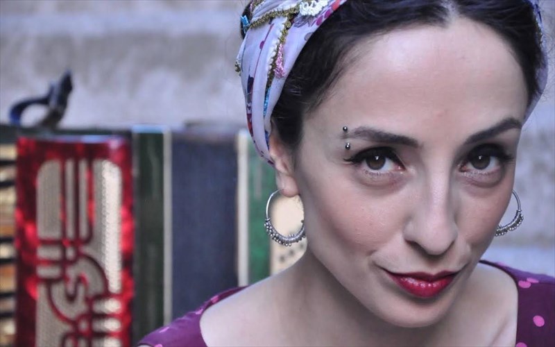 i-zekigie-giourekli-sto-baumstrasse-me-ti-mousiki-parastasi-ala-turka-ala-greka