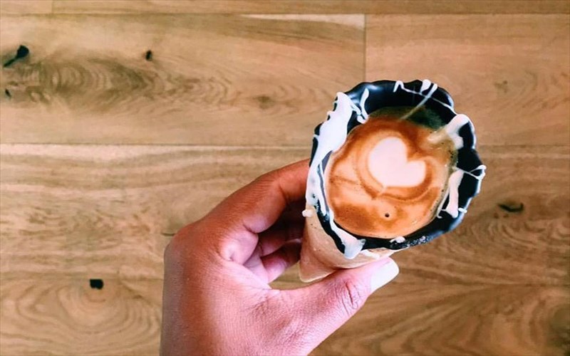 poios-xreiazetai-koupa-otan-mporei-na-piei-kafe-se-xonaki