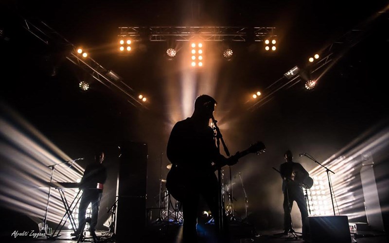 to-palio-kai-to-neo-aima-tis-ellinikisrock-skinis-se-mia-sunauliaki-sunantisi-to-neo-aima-tis-ellinikisrock-skinis-se-mia-sunauliaki-sunantisi