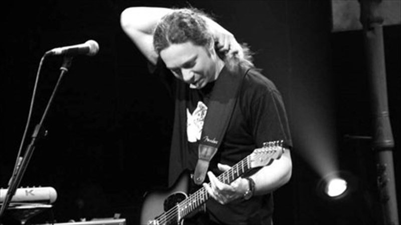 apolausame-enan-asunithisto-alkinoo-sto-theatron