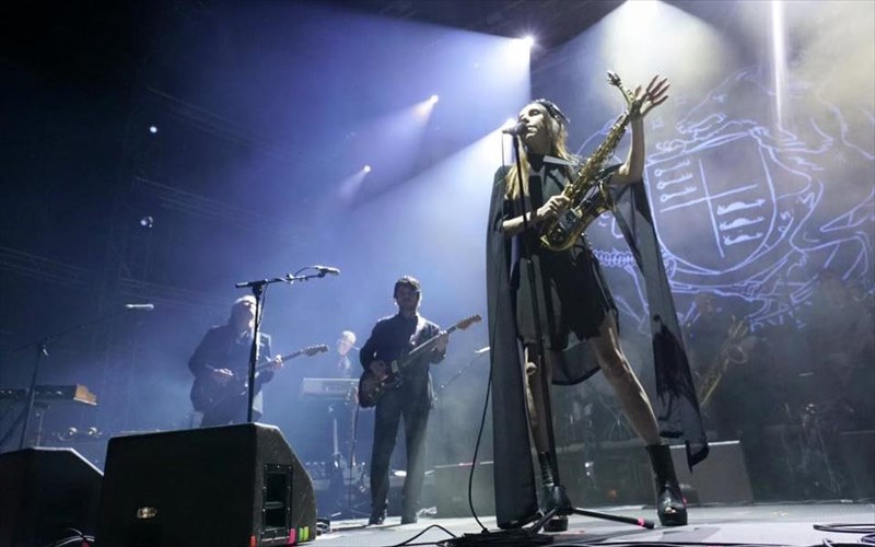 stathikame-me-deos-mprosta-stin-pJ-harvey