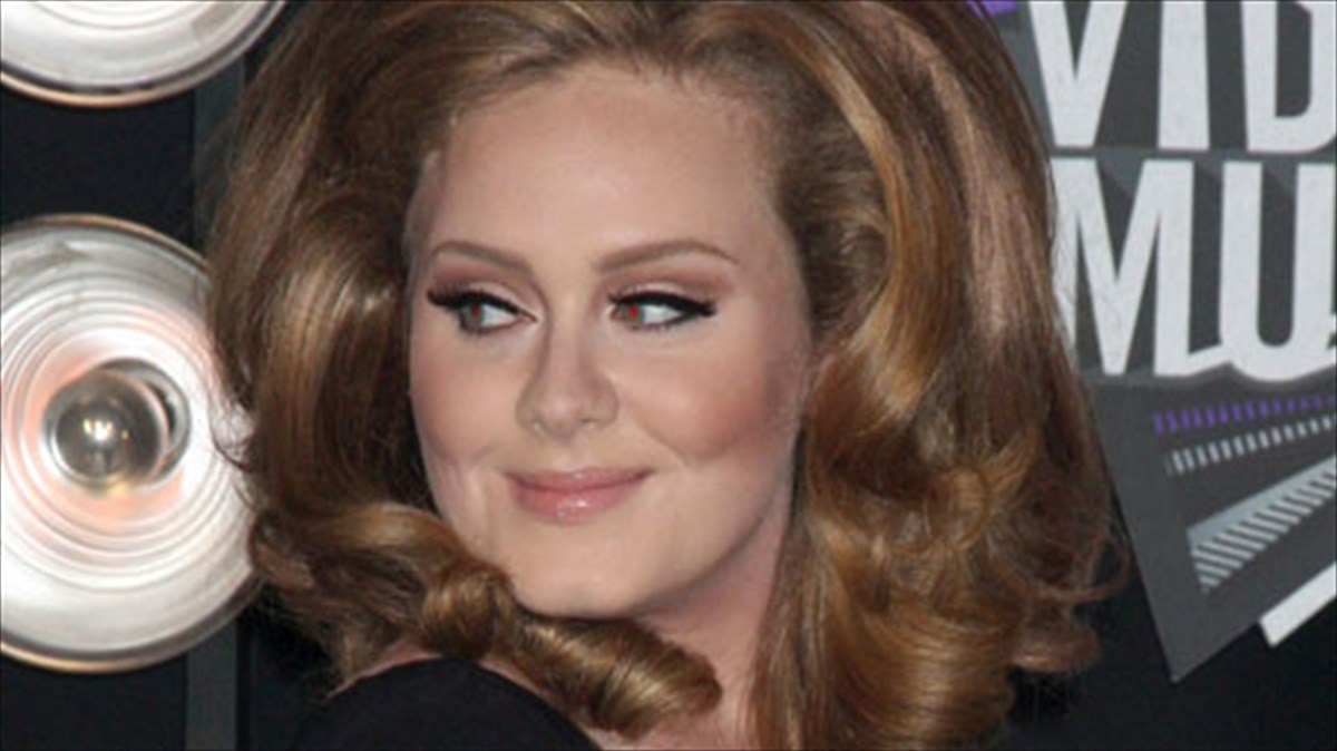i-adele-thriambeuei-upo-ti-skia-tis-whitney-houston-sta-grammy-2012