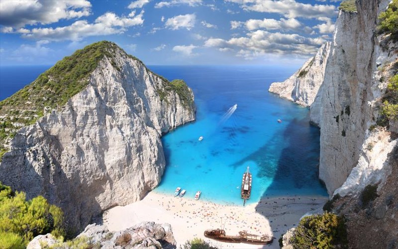 i-zakunthos-ksekinise-ti-sezon-me-mikri-auksisi-ton-afikseon