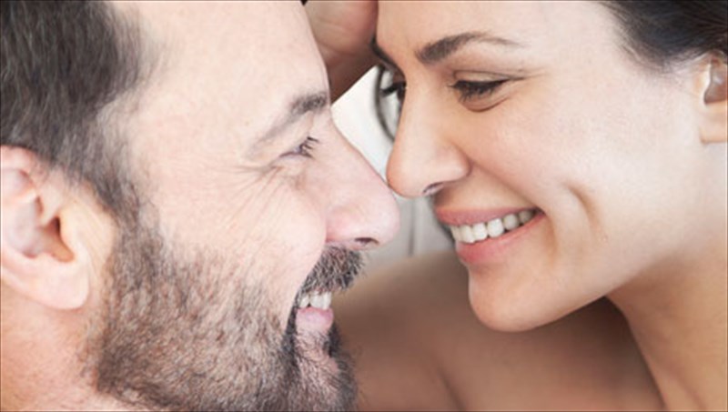 paranomes-sxeseis-agapis-sto-theatro-athinon