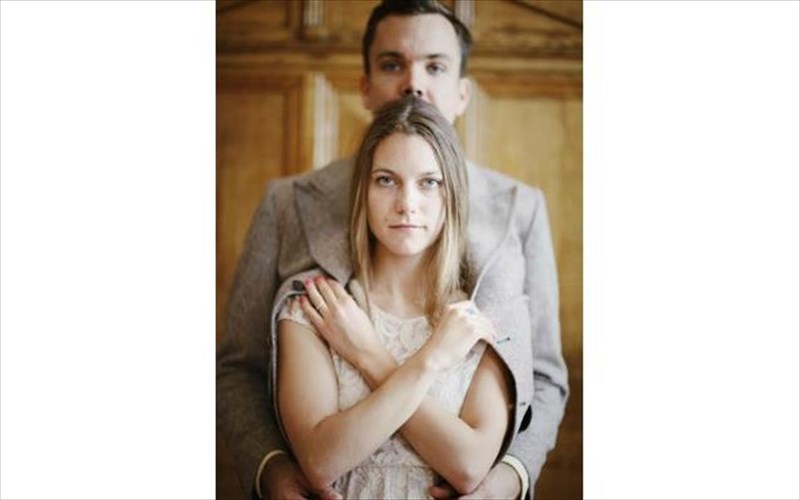 i-mousiki-ton-balkanion-pantreuetai-tin-amerikaniki-folk-pop-zontana-pop-zontana