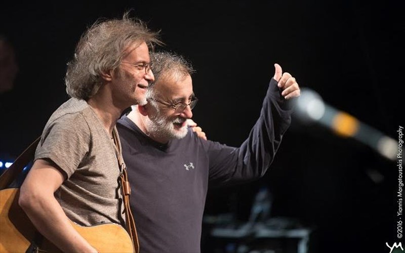 o-thanos-mikroutsikos-kai-o-miltos-pasxalidis-tragoudoun-sto-beakeio-miltos-pasxalidis-tragoudoun-sto-beakeio