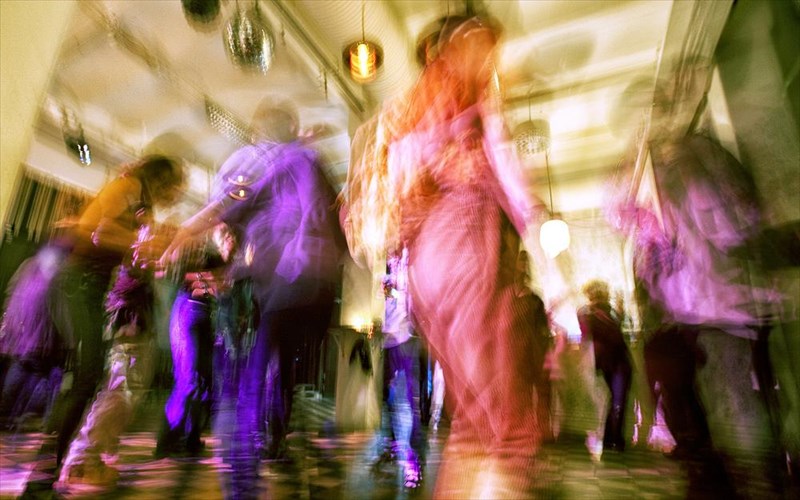 to-floral-giortazei-ta-7-tou-xronia-me-ena-hawaian-swing-party-tou-xronia-me-ena-hawaian-swing-party