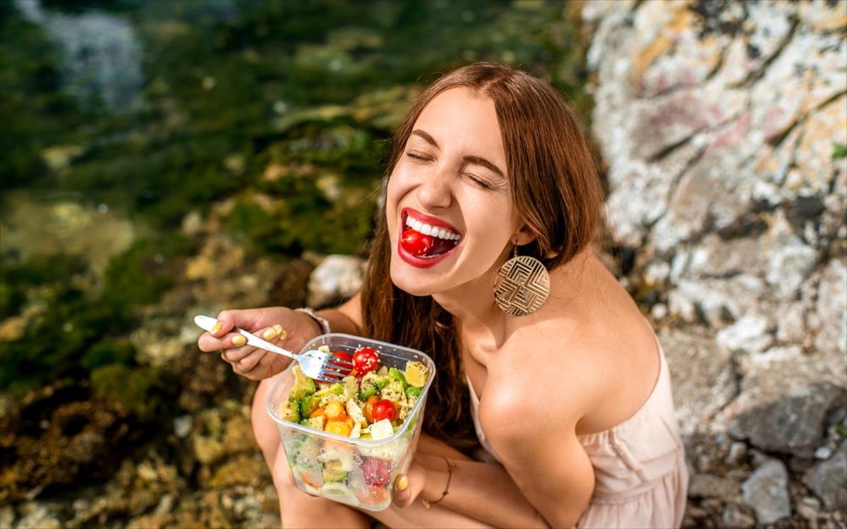 gunaika-salata-ntomata