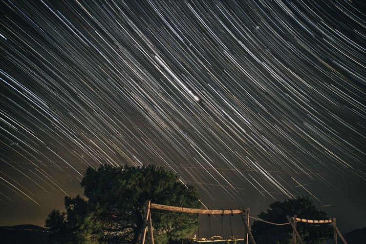 prosomoiosi-tou-ouraniou-tholou-fernei-tous-asterismous-se-apostasi-anapnois-stin-peiraios