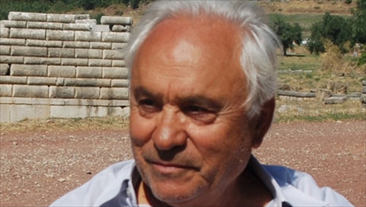 to-megaro-upodexetai-ton-kathigiti-p-themeli