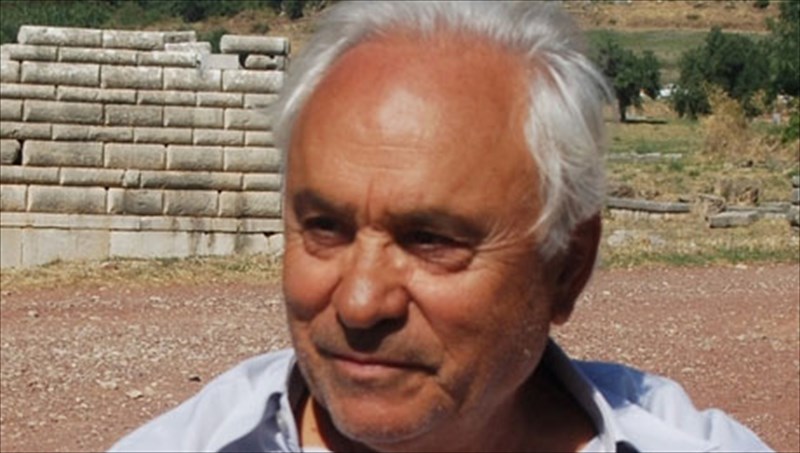 to-megaro-upodexetai-ton-kathigiti-p-themeli