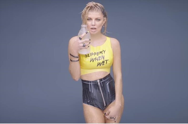 parelasi-milf-sto-neo-videoclip-tis-fergie