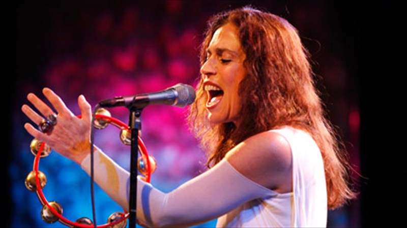 oi-gunaikes-tragoudoun-dimotika-sto-megaro