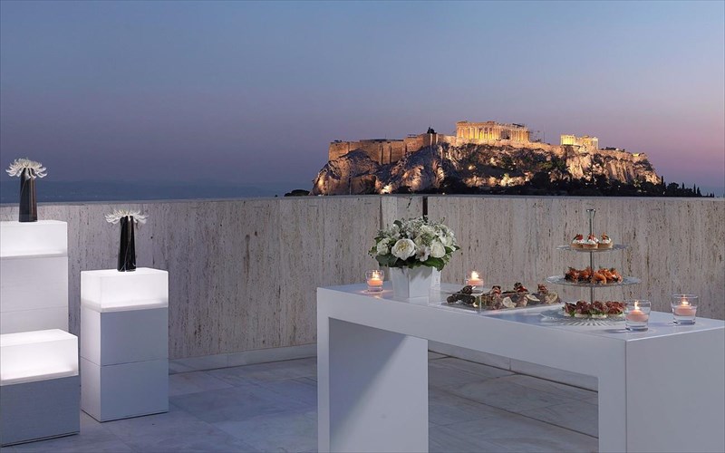 to-nJv-athens-plaza-giortase-to-kalokairi-kai-episima-me-to-diko-tou-tropo