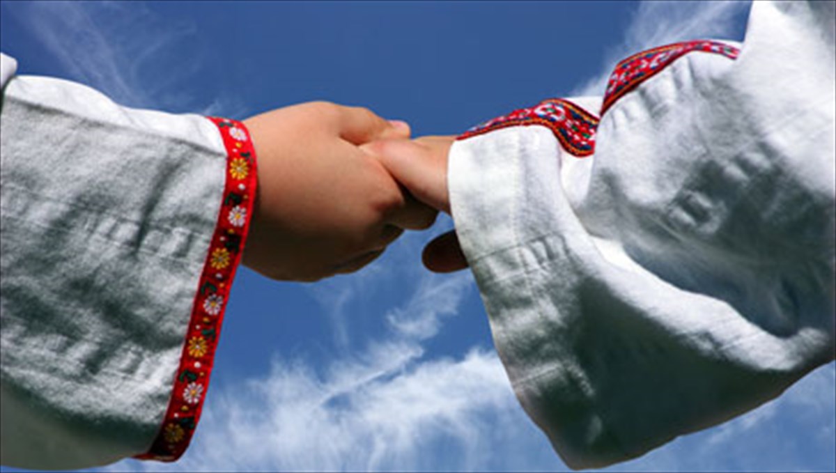 i-elliniki-paradosi-mesa-apo-tin-kritiki-lura