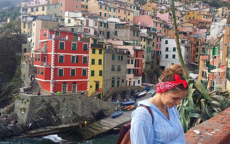 maryhop-gurisame-olo-ton-kosmo-se-ena-apogeuma-me-ti-brabeumeni-travel-blogger