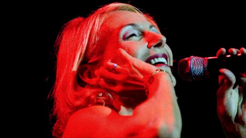 i-ute-lemper-epistrefei-me-ena-monadiko-kampare