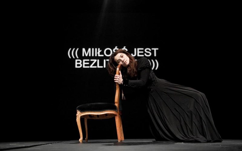 mia-gunaika-parafronei-apo-erota-to-fthinoporo-sti-skini-tis-frunixou