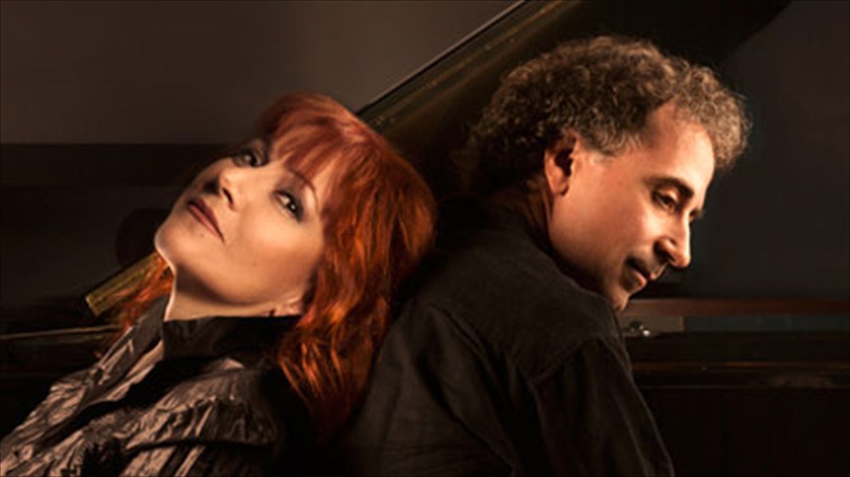 i-gunaika-giortazei-eroteuetai-kai-tragouda