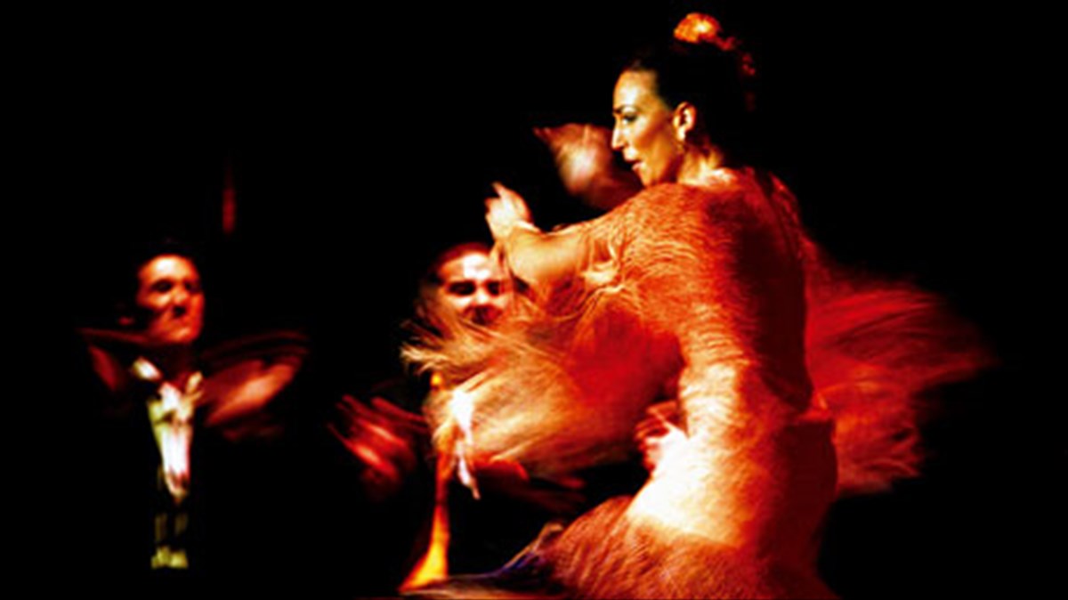 to-flamenco-katalambanei-kai-pali-tin-poli