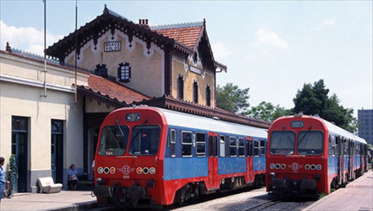 nostalgika-taksidia-me-treno-kapote-stin-ellada