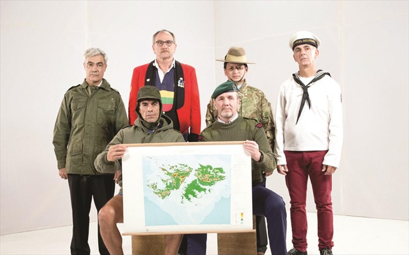 kritiki-skoptiki-matia-stin-eksousia-mesa-apo-mnimes-tou-polemou-ton-foklants