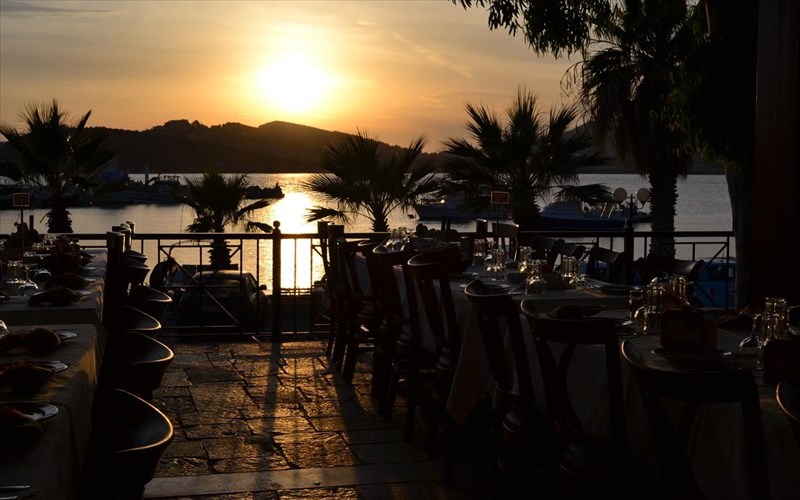 to-limani-tis-apolausis-stin-palaia-fokaia