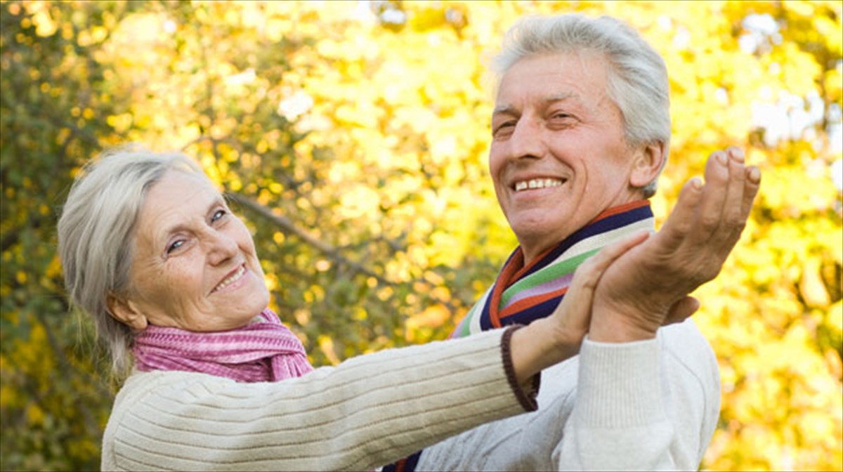 giati-oi-andres-zoun-ligotero-apo-tis-gunaikes