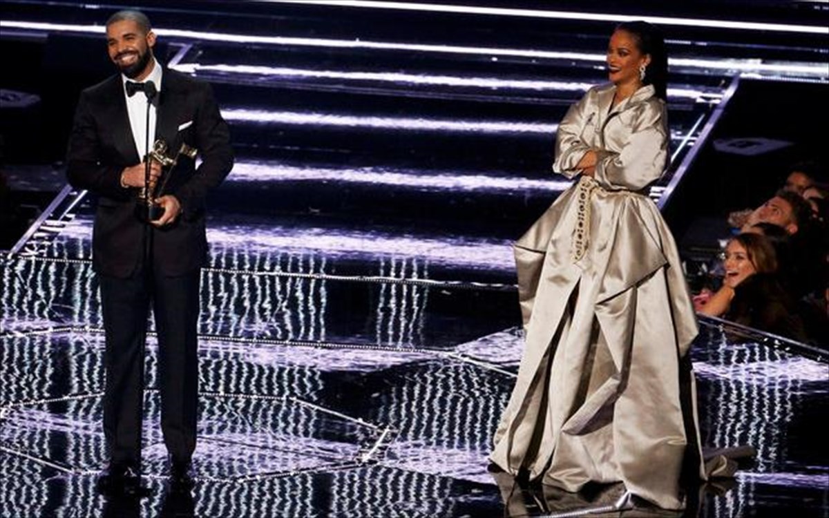 drake-presents-rihanna-with-an-award-during-the-2016-mtv-video-music-awards-in-new-york