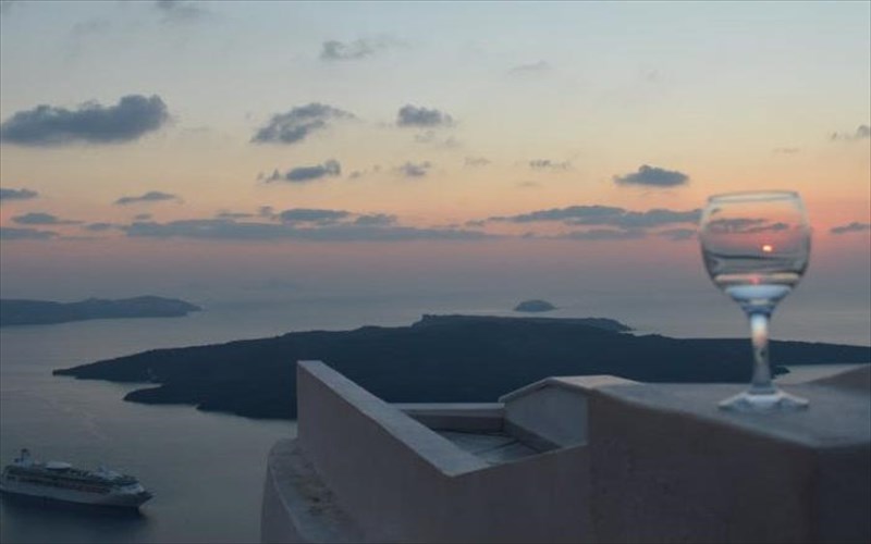 apodrasi-sti-santorini-me-thema-to-krasi