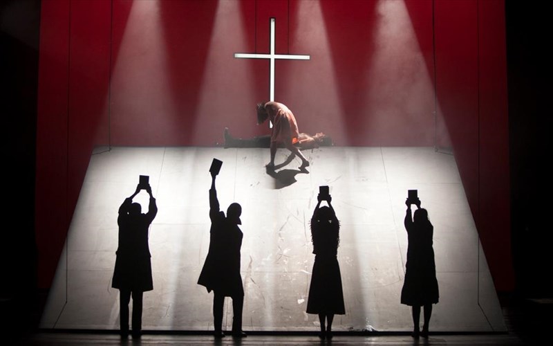 o-faoust-epistrefei-sto-dimotiko-theatro-peiraia-gia-liges-parastaseis