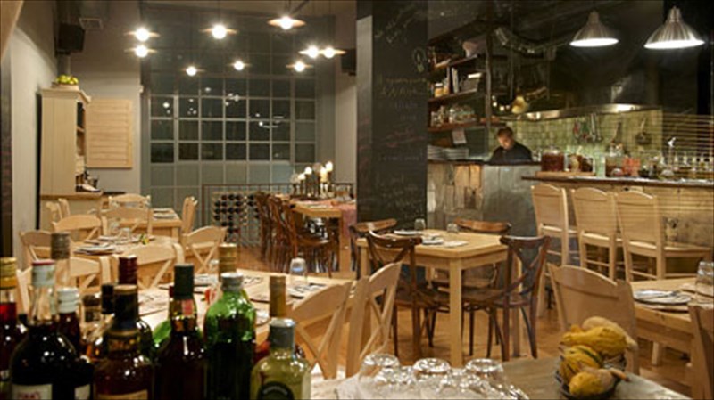 trapezaria-estrosan-trapezi-kai-sas-perimenoun