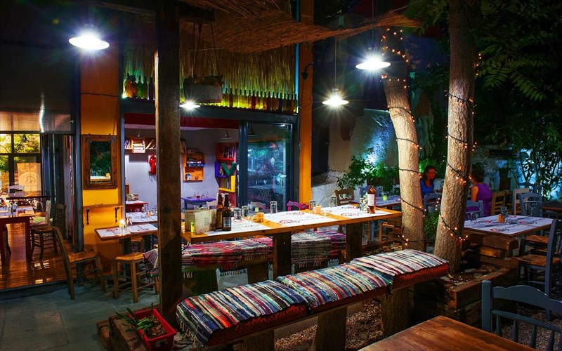 sarantatrio-nostimies-apo-oli-tin-ellada-sto-pio-apithano-simeio-tis-athinas