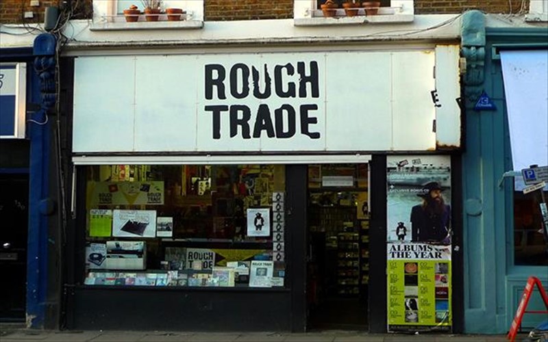 to-ksenodoxeio-tis-rough-trade-anoikse-kai-sas-perimenei