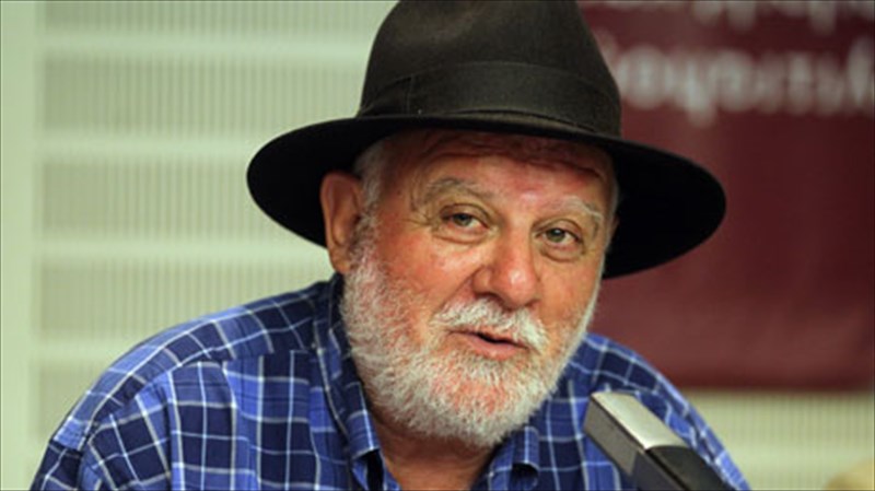 mousiko-afieroma-ston-manoli-rasouli-sti-skini-tou-badminton