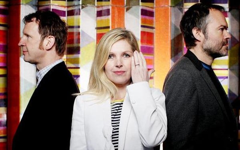 oi-saint-etienne-sfragizoun-to-septembri-me-to-pio-poluanamenomeno-live-tou-mina