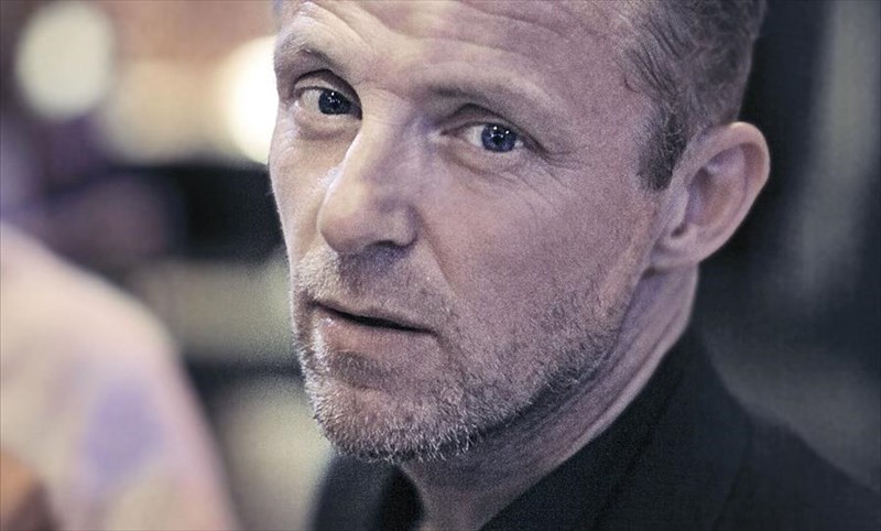 o-xari-xole-tou-tzo-nesmpo-erxetai-sta-bibliopoleia