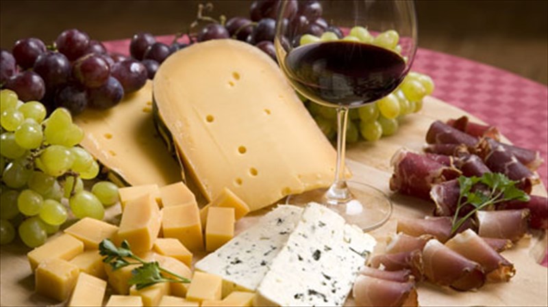 peite-cheeeeese-and-wine