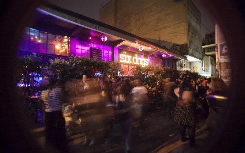 to-six-dogs-kleinei-ta-efta-kai-to-giortazei-me-ena-diimero-partu