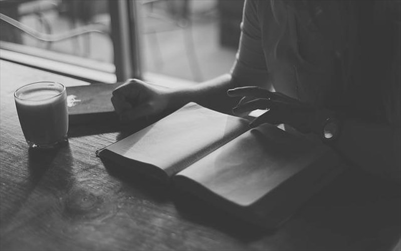 oi-sunantiseis-me-ti-logotexnia-sunexizontai-sto-patari-tou-kedrou