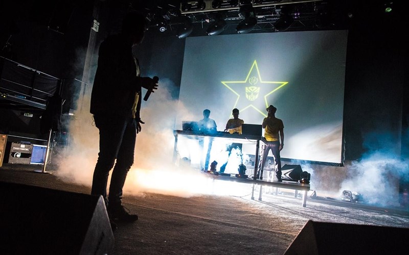 trashformers-sta-events-mas-o-kosmos-pote-den-lupithike-ta-papoutsia-tou-kosmos-pote-den-lupithike-ta-papoutsia-tou